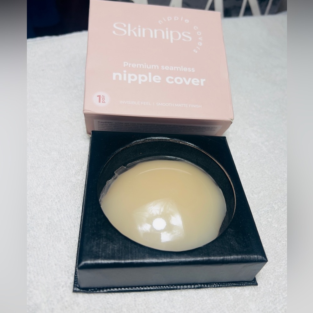 SKINN Skinnips Nipple Covers - For Women- Pair Reusable Peach & Black Packaging